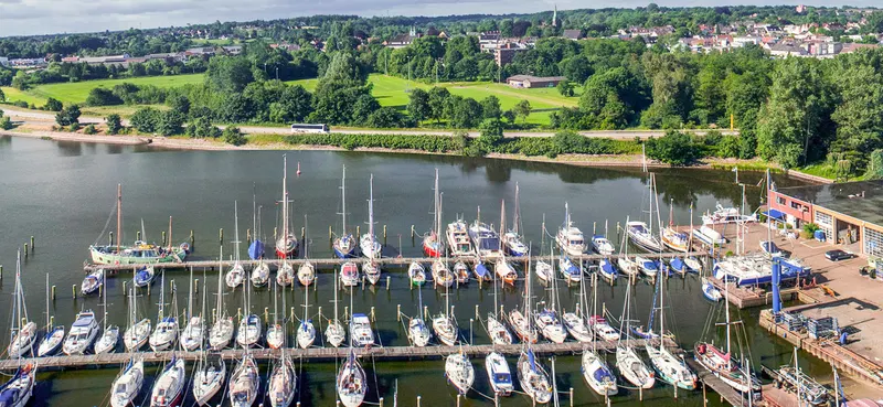 Panorama des Wiking Yachthafens Schleswig mit Steganlage und Booten an der Schlei
