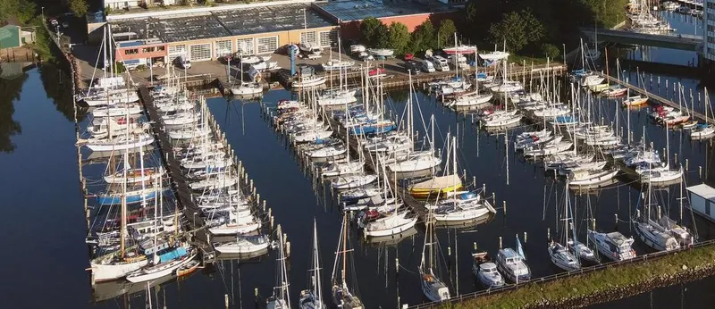 Hafenbereich mit Kran, Slip und Bootstankstelle in Schleswig
