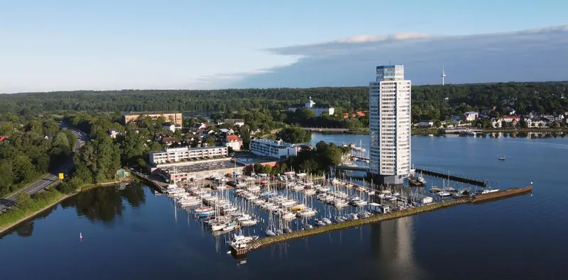 Lage des Yachthafens Schleswig an der Schlei mit Blick auf die Stadt